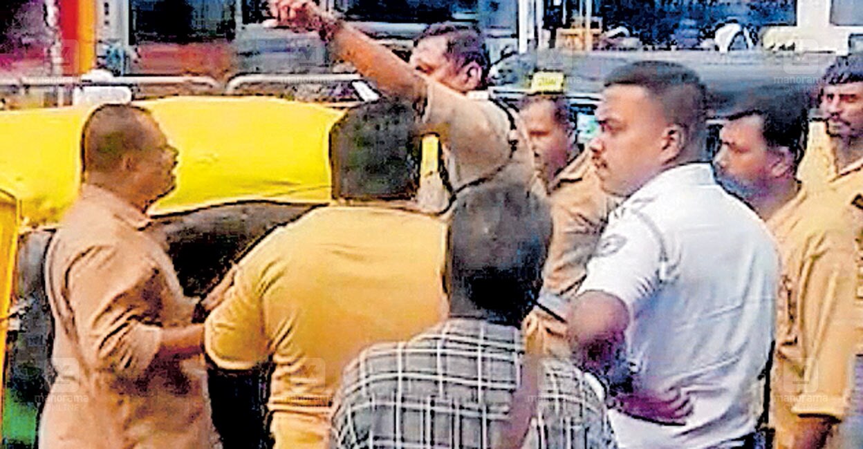 മാവൂർ റോഡിൽ ട്രാഫിക് പൊലീസും ഓട്ടോക്കാരും നേർക്കുനേർ | Kozhikode | auto ...
