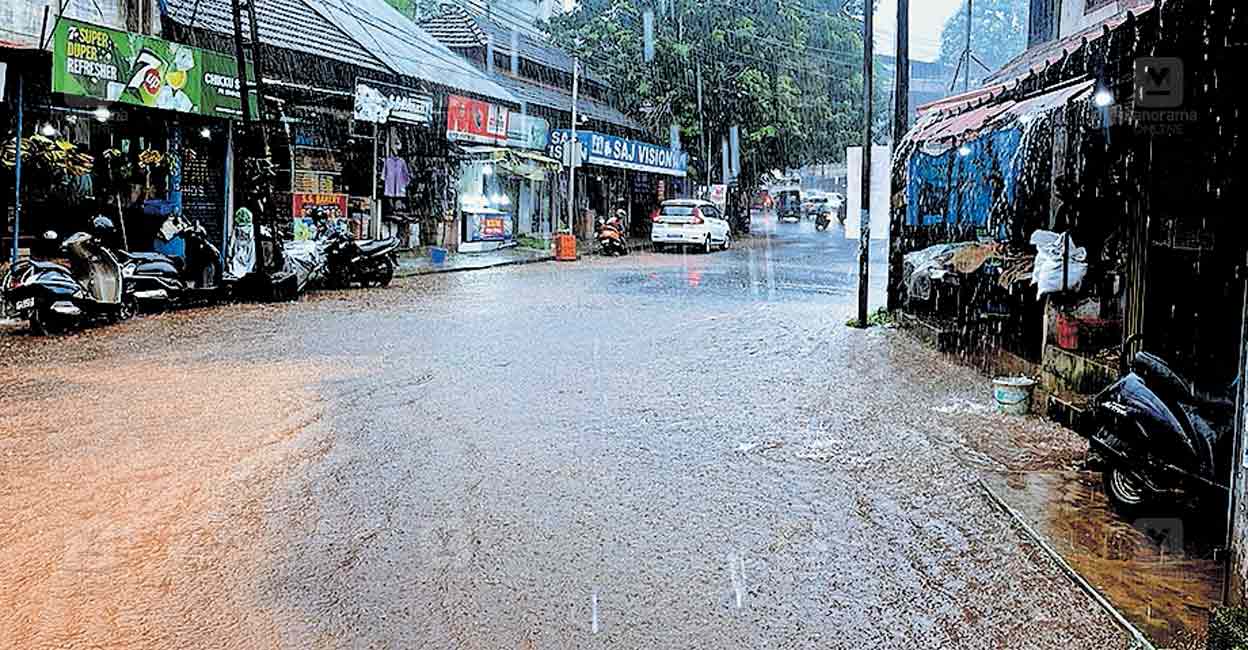 മുക്കം റോഡ് ജംക്‌ഷനിലെ വെള്ളക്കെട്ട്; വ്യാപാരികളും ജനങ്ങളും ദുരിതത്തി ...