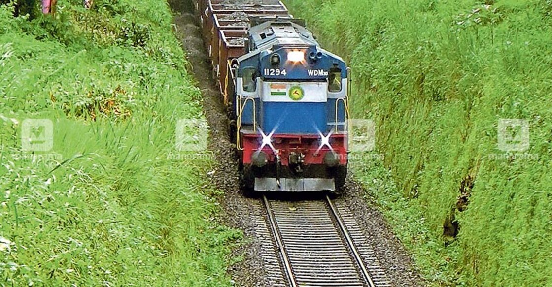 ചാറ്റൽ മഴയിൽ പാളത്തിലെ വഴുക്കലിനെ തുടർന്ന് തുവ്വൂർ കമാനത്തിനു സമീപം മുന്നോട്ടുപോകാനാവാതെ നിന്ന ഗുഡ്സ് ട്രെയിൻ.