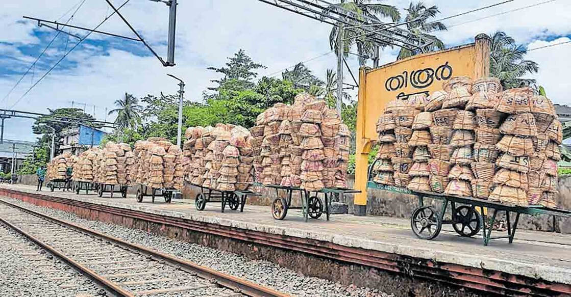 തിരൂർ റെയിൽവേ സ്റ്റേഷനിൽനിന്ന് മംഗള എക്സ്പ്രസിൽ കയറ്റി അയയ്ക്കാനായി എത്തിച്ച വെറ്റില.