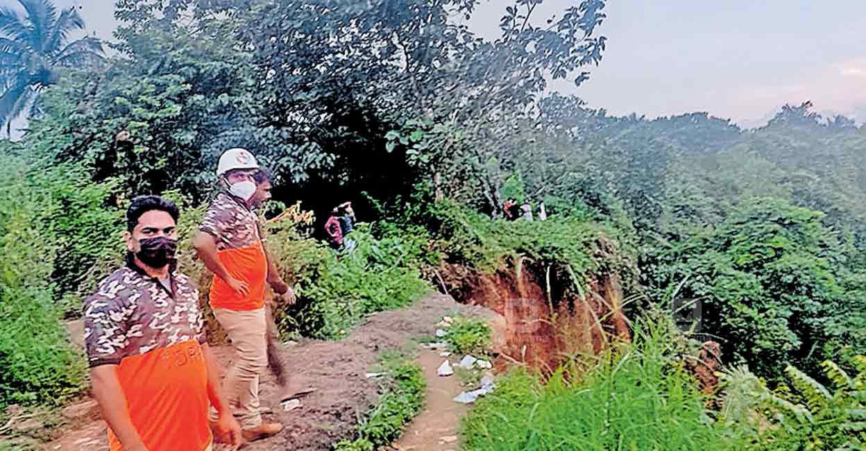 വിമാനത്താവളത്തിനു പിന്നിൽ മണ്ണിടിച്ചിൽ; രൂപപ്പെട്ട തടാകം കാണാൻ സന്ദർശക