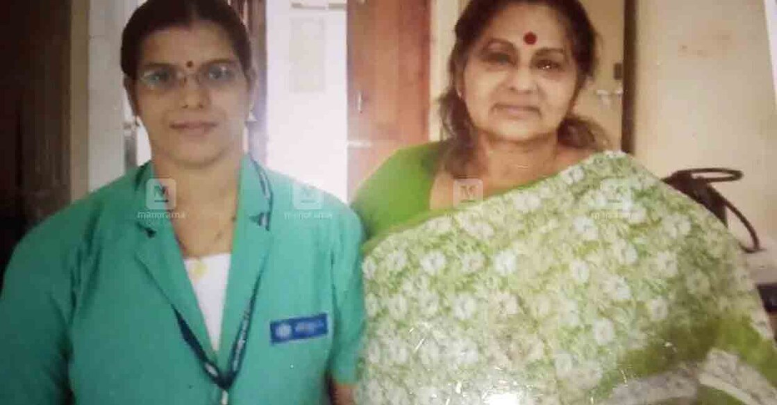 കെപിഎസി ലളിത കോട്ടയ്ക്കൽ 
ആര്യവൈദ്യശാലയിൽ ചികിത്സയ്ക്കെത്തിയപ്പോൾ.