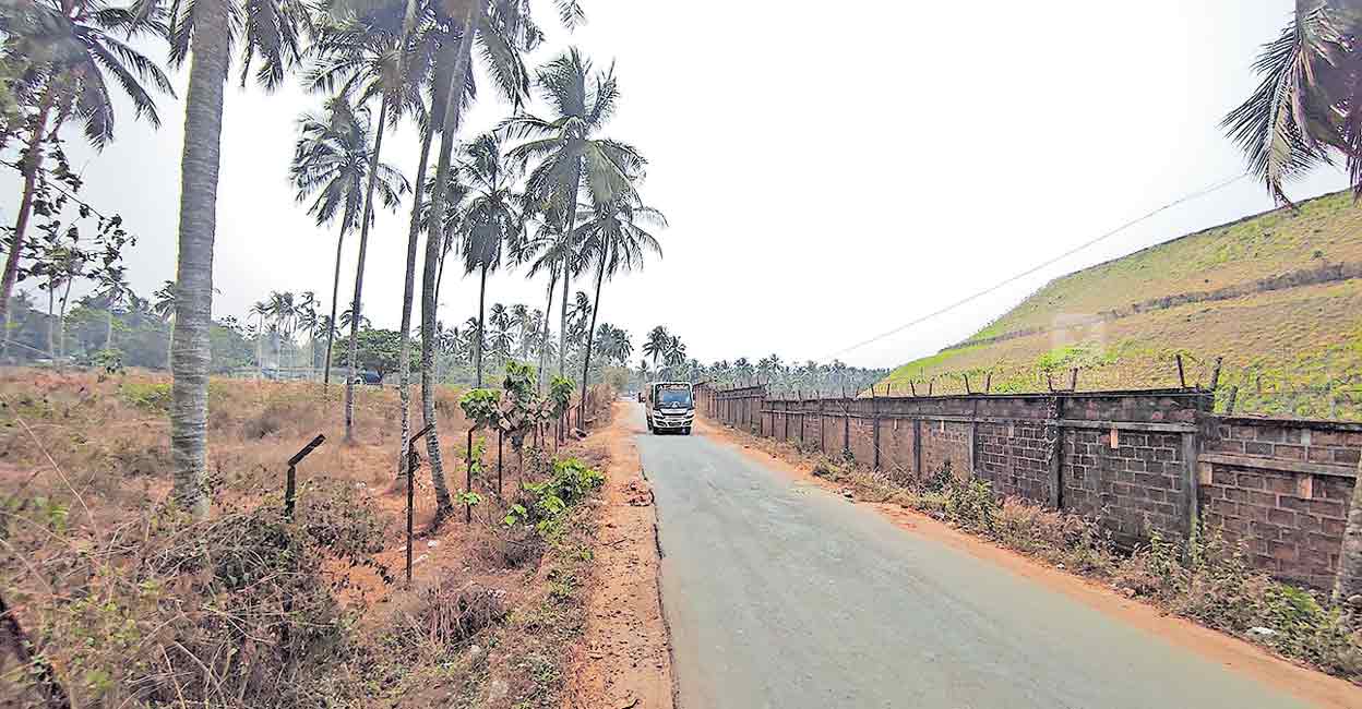 പരിഹാരം കയ്യിലുണ്ട്, കണ്ടില്ലെന്ന് നടിച്ചാലോ; കൈവശമുള്ള ഭൂമി ഉപയോഗിച്ചാ