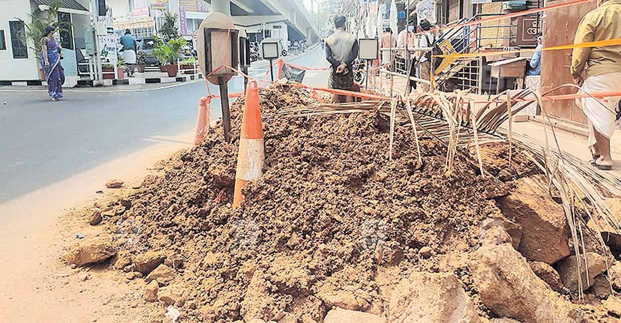 പൈപ്പ് പൊട്ടി; 5 ദിവസമായി കുഴിച്ചിട്ടും എവിടെയെന്ന് അറിയില്ല, ചോർച്ച അടയ്ക്കാനായില്ല