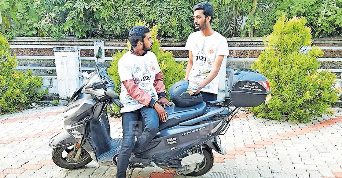 ഇന്ത്യ ചുറ്റി തിരൂരിൽ എത്തിയ സഫ‌്‌വാനും മുആദും.  