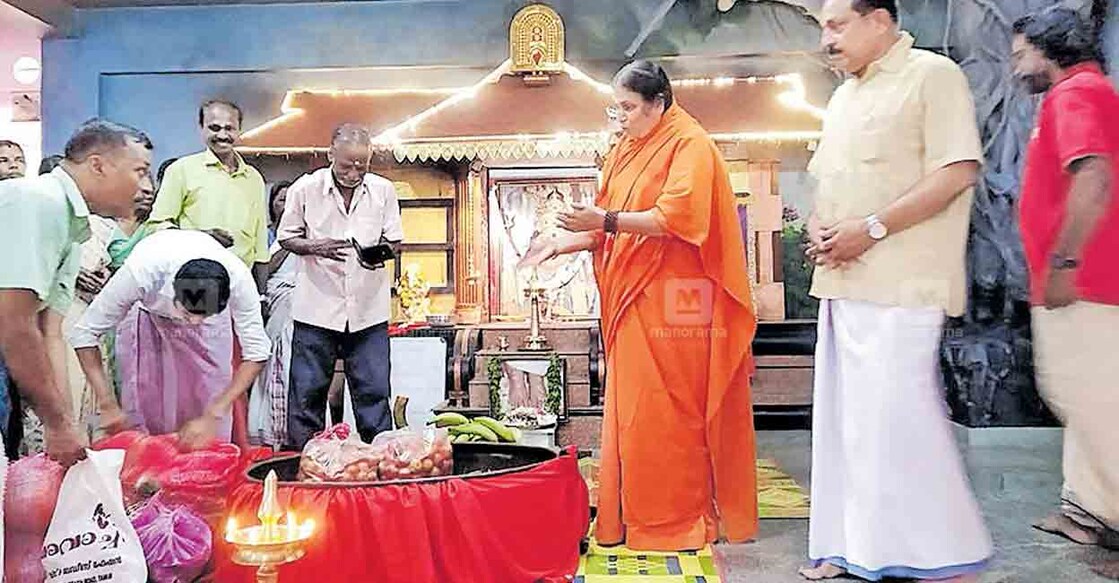 6 താനൂർ മാതാ അമൃതാനന്ദമയീ മഠത്തിൽ പൊങ്കാല കലവറ നിറയ്ക്കൽ മഠാധിപതി സ്വാമിനി അതുല്യാമൃത പ്രാണ ഉദ്ഘാടനം ചെയ്യുന്നു.