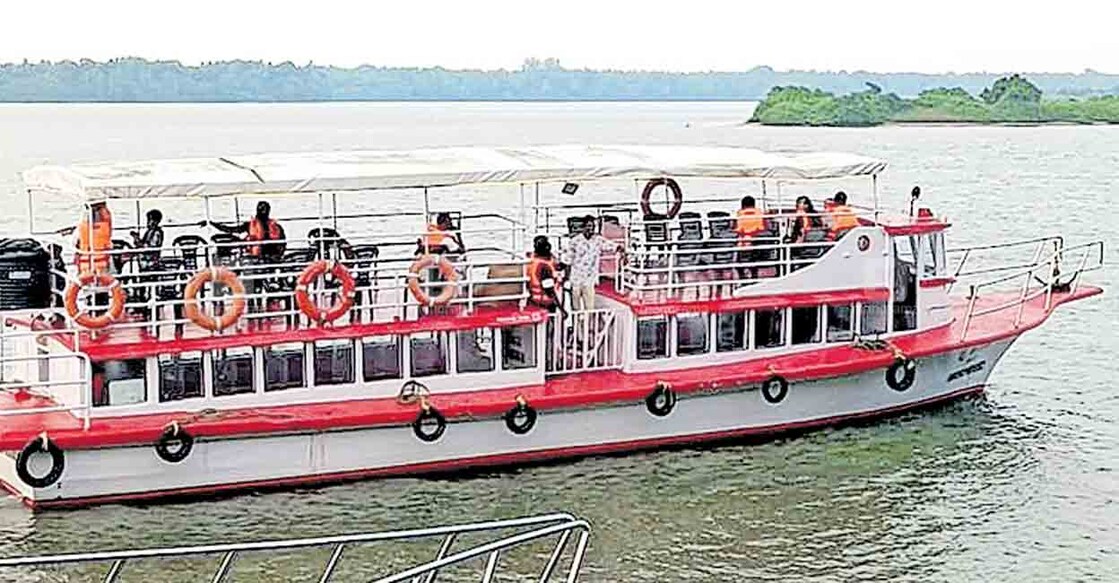 പൊന്നാനിയിൽ ഉല്ലാസ ബോട്ട് സർവീസ് പുനരാരംഭിച്ചപ്പോൾ.  

