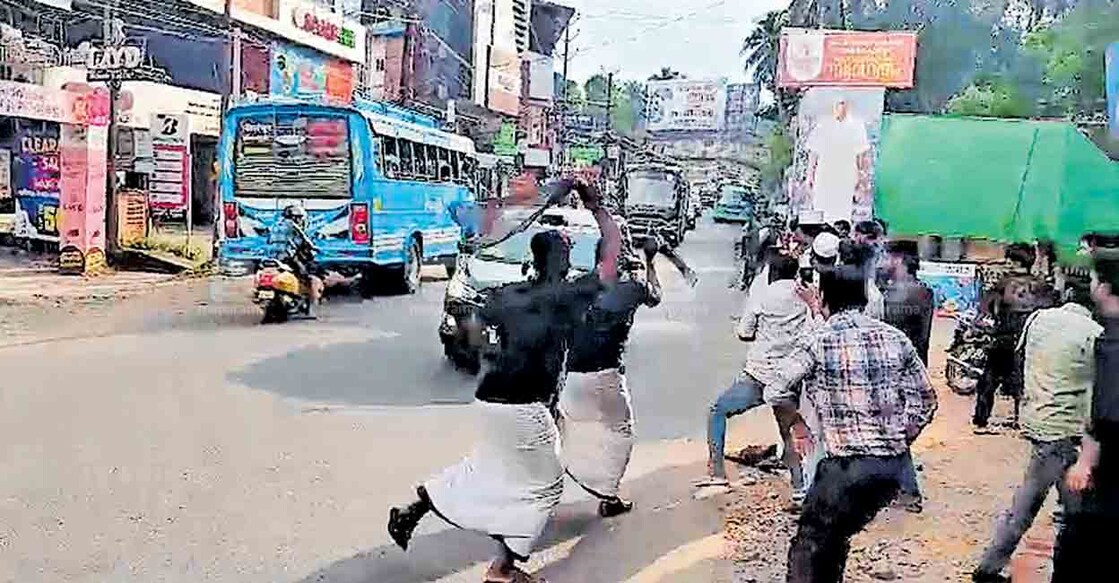 


നിലമ്പൂർ ജനതപ്പടിയിൽ മുഖ്യമന്ത്രിയെ കരിങ്കൊടി കാണിച്ച യൂത്ത് കോൺഗ്രസ് പ്രവർത്തകർക്കു നേരെ   പൈലറ്റ് വാഹനം പാഞ്ഞടുക്കുന്നു.  