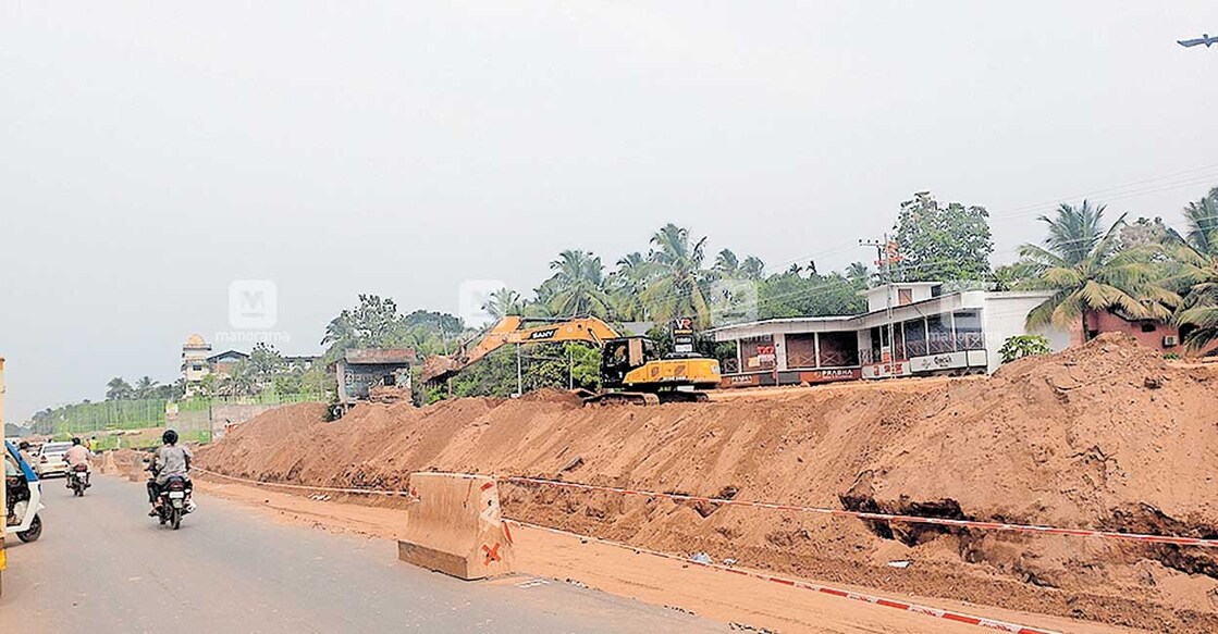 ദേശീയപാത വികസനത്തിന്റെ ഭാഗമായി വെളിയങ്കോട് അങ്ങാടിയിലെ മതിൽപാലം നിർമാണം ആരംഭിച്ചപ്പോൾ.  