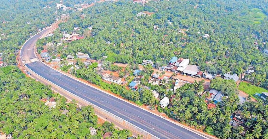 ആറുവരിപ്പാത ടാറിങ് പൂർത്തിയാക്കിയ ഇടിമുഴിക്കൽ ഭാഗത്തിന്റെ ആകാശദൃശ്യം. ഷാജു വി. കാരാട്ട് പകർത്തിയ ചിത്രം.  