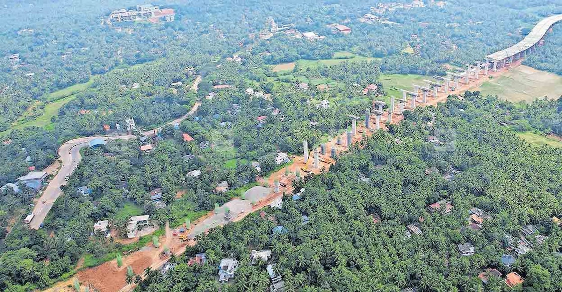 വട്ടപ്പാറ വളവ് ഒഴിവാക്കിക്കൊണ്ട് പുതിയ പാലം നിർമാണം നടക്കുന്നതിന്റെ ആകാശ ദൃശ്യം. തൊട്ടടുത്ത് നിലവിലെ വളവും 
റോഡും കടന്നു പോകുന്നതു കാണാം. ഷാജു വി.കാരാട്ട് പകർത്തിയ ചിത്രം.  