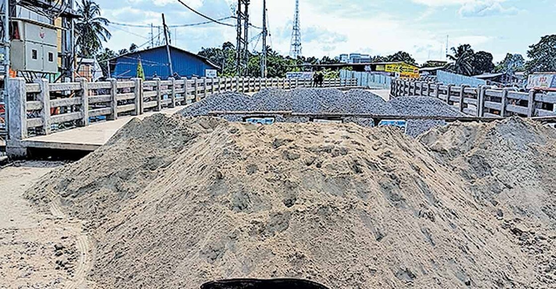 തിരൂർ നഗരത്തിലെ റെയിൽവേ മേൽപാലം ടാറിങ്ങിനായി അടച്ച നിലയിൽ.  