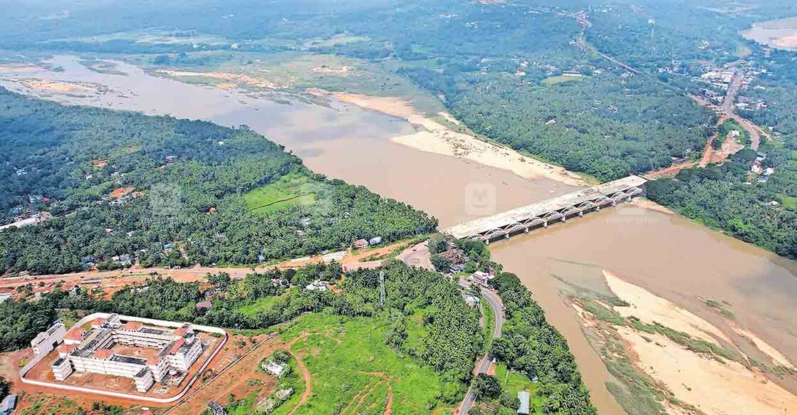 

ഭാരതപ്പുഴയിൽ പഴയ കുറ്റിപ്പുറം പാലത്തോടു ചേർന്ന് പുതിയ ആറുവരിപ്പാലം ഒരുങ്ങിയപ്പോൾ. നിളയും കുറ്റിപ്പുറം പ്രദേശവും ഉൾക്കൊള്ളുന്ന ആകാശക്കാഴ്ച. തവനൂർ സെൻട്രൽ ജയിലും കാണാം. ഷാജു വി.കാരാട്ട് പകർത്തിയ ചിത്രം.  