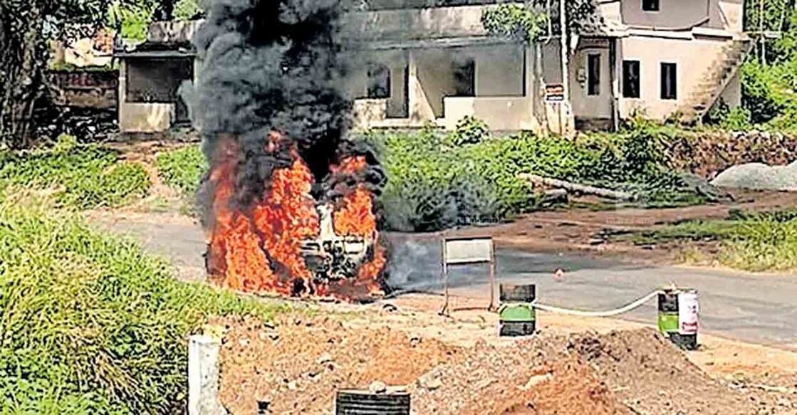 വേങ്ങൂർ സാഹിബ്പടിയിൽ ഓടിക്കൊണ്ടിരുന്ന മിനിവാനിനു തീപിടിച്ചപ്പോൾ.  
