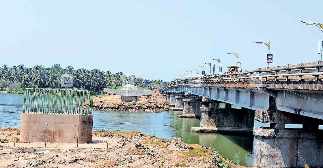 ദേശീയപാത വികസനത്തിന്റെ ഭാഗമായി നിർമാണം പുരോഗമിക്കുന്ന പുതുപൊന്നാനി പാലം. പഴയ പാലം സമീപം.  