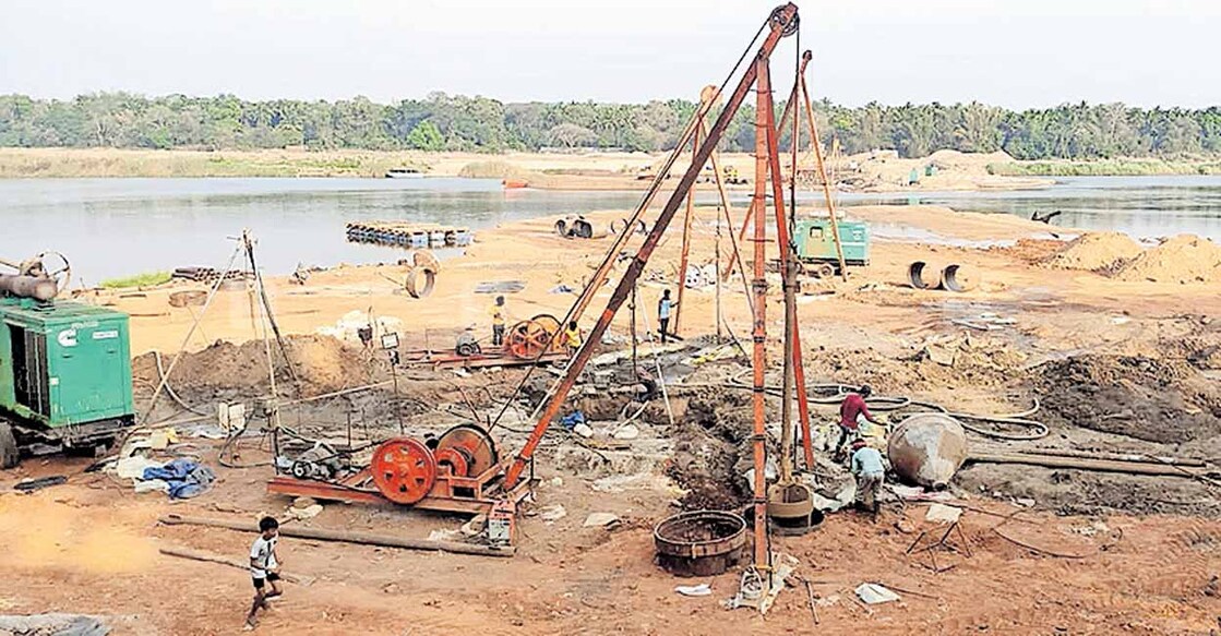 കുറ്റിപ്പുറം - കുമ്പിടി പാലത്തിന്റെ പൈലിങ് ജോലികൾ പുനരാരംഭിച്ചപ്പോൾ.