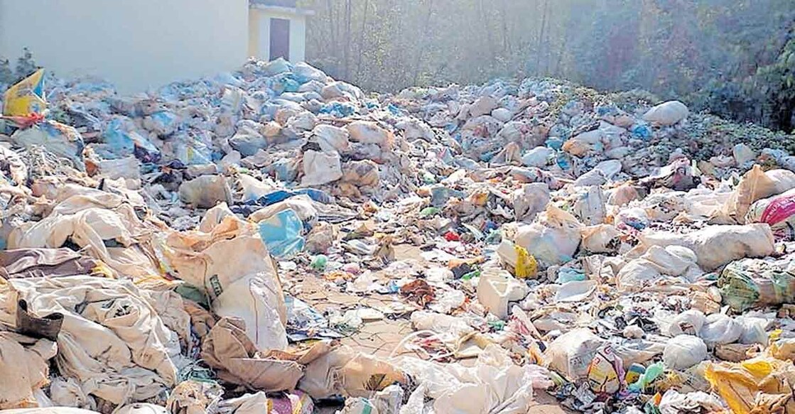 mpm-waste ഇരുൾകുന്നിൽ പഞ്ചായത്തിന്റെ മെറ്റീരിയൽ കലക്ഷൻ സെന്ററിന് പുറത്ത് കൂട്ടിയിട്ട പ്ലാസ്റ്റിക് ഉൾപ്പെടെയുള്ള മാലിന്യം