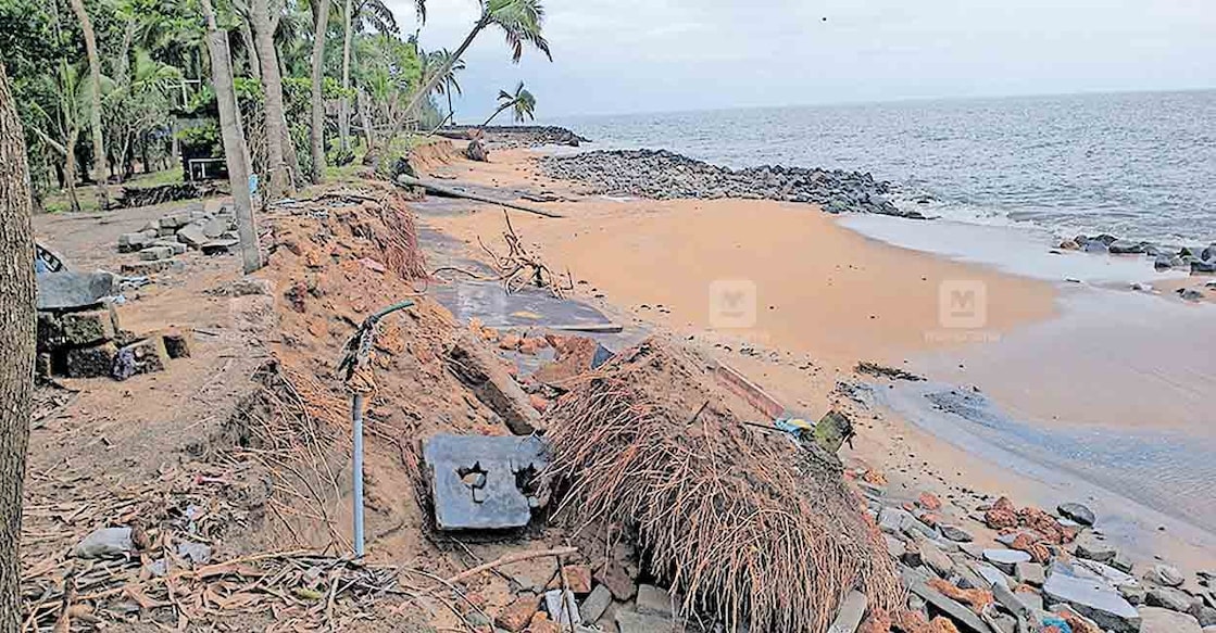 ഏതു സമയത്തും കടൽ എടുക്കാവുന്ന നിലയിൽ പാലപ്പെട്ടി അജ്മേർ നഗർ റോഡിന്റെ വശം.  