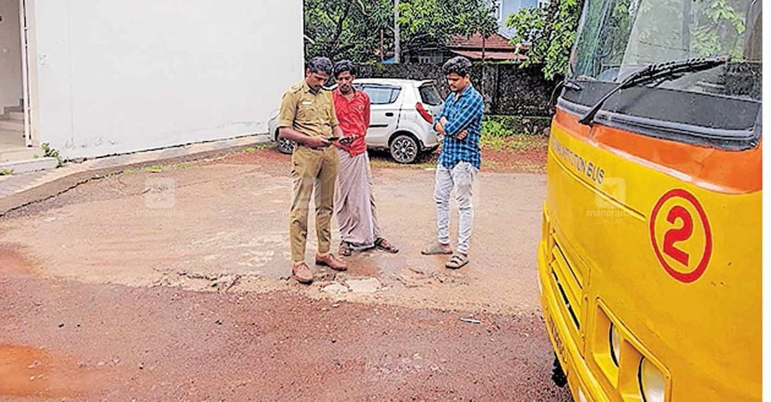 പുതുപ്പറമ്പ് ഗവ. എച്ച്എസ്എസിന്റെ ബസ് എൻഫോഴ്സ്മെന്റ്  
എംവിഐ കെ.നിസാറിന്റെ നേതൃത്വത്തിൽ പരിശോധിച്ചപ്പോൾ.  
