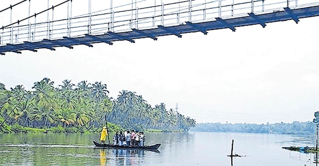 പൊന്നാനി പുളിക്കക്കടവിൽ ഉപയോഗശൂന്യമായ തൂക്കുപാലത്തിനുതാഴെ വിദ്യാർഥികൾ ഉൾപ്പെടെയുള്ള 
യാത്രക്കാർ തോണിയിൽ മറുകര കടക്കുന്നു.  