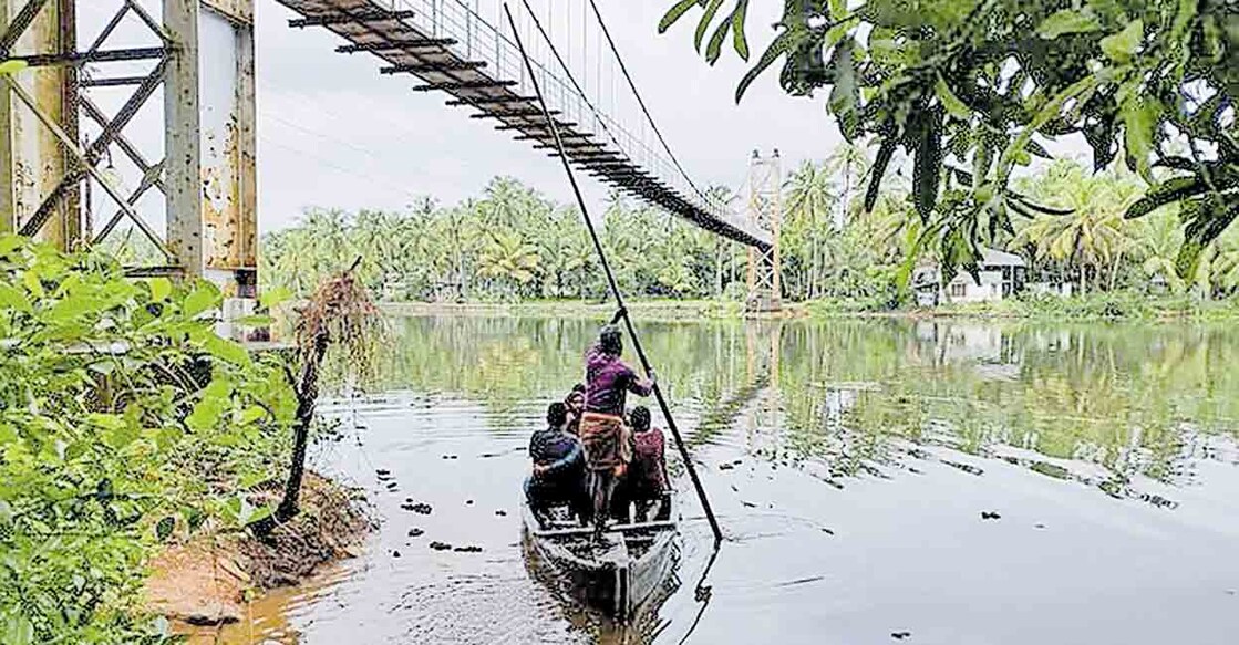  പുളിക്കക്കടവ് തൂക്കുപാലത്തിനു താഴെ തുടങ്ങിയ കടത്തു സർവീസ്. ചെറിയ തോണിയിലാണ് യാത്രക്കാരെ കൊണ്ടുപോകുന്നത്.  