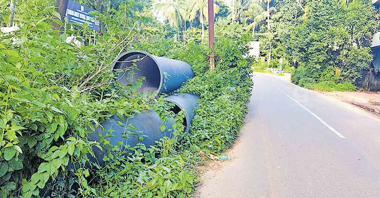 റോഡരികിലെ കൂറ്റൻ പൈപ്പുകൾ കാടുമൂടി അപകട ഭീഷണി Malappuram News Kerala Water Authority Road