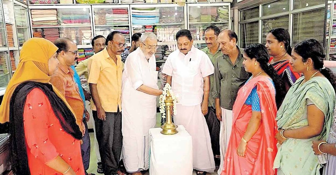 malappuram-onam-khadi പൊന്നാനിയിൽ ഓണം ഖാദി റിബേറ്റ് മേള സി.ഹരിദാസ് ഉദ്ഘാടനം ചെയ്യുന്നു.