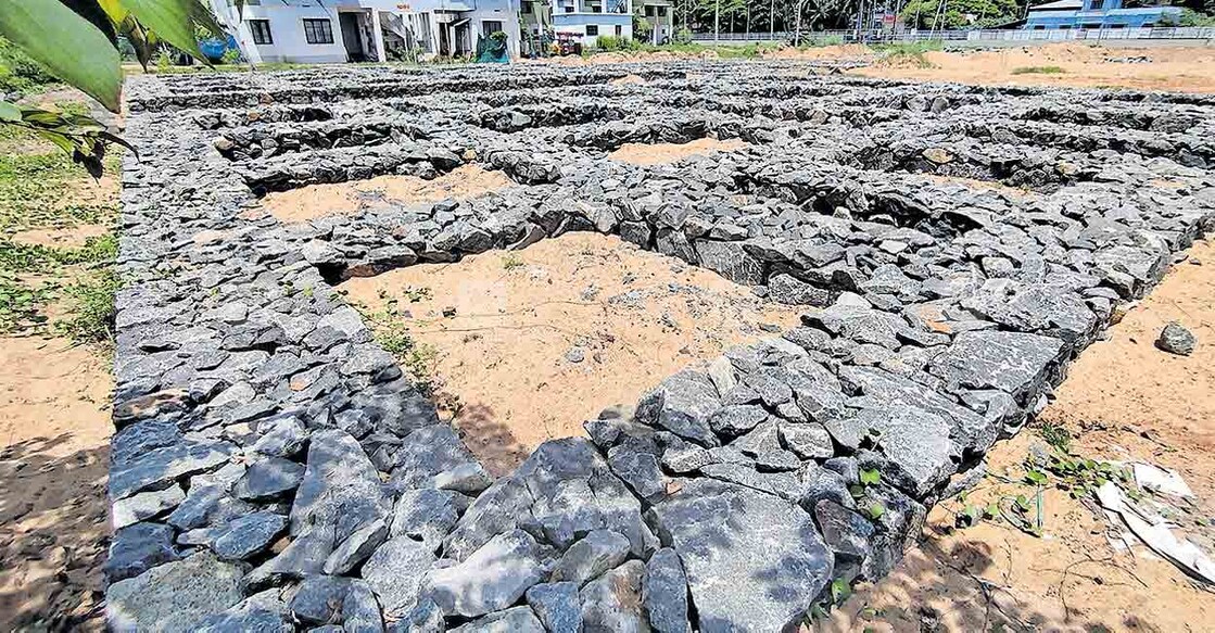 പുനർഗേഹം ഭവന സമുച്ചയത്തിന്റെ നിർമാണം തുടങ്ങിയപ്പോൾ.  
