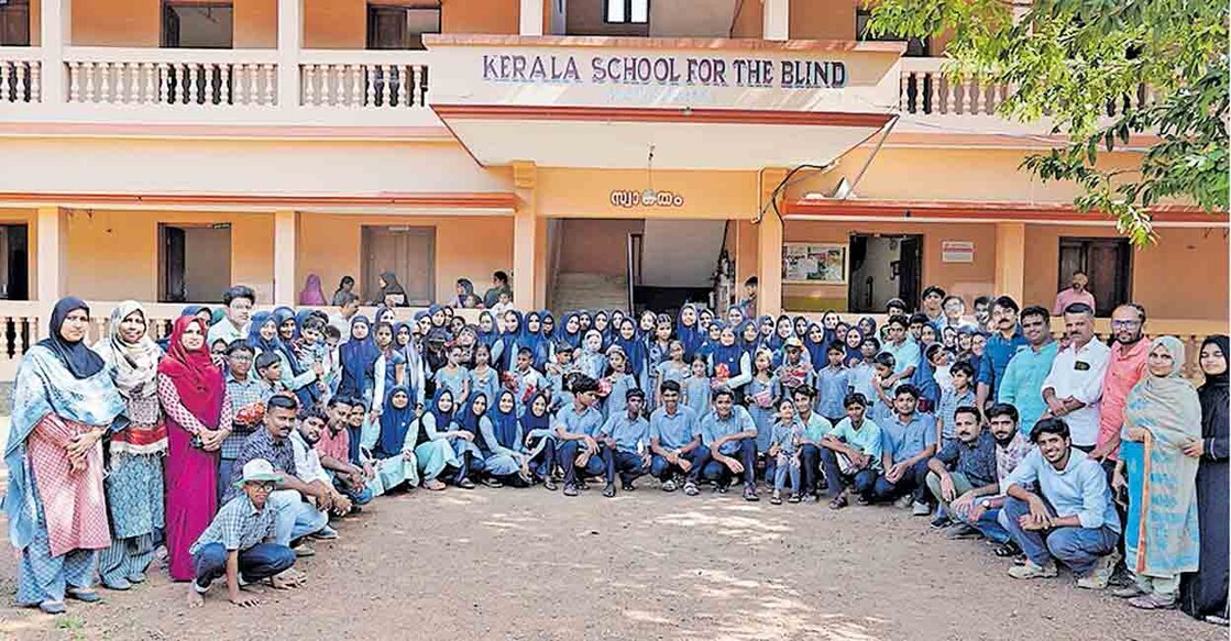 malappuram-independence-day-in-school വള്ളിക്കാപ്പറ്റ അന്ധവിദ്യാലയത്തിൽ നടന്ന സ്വാതന്ത്ര്യ ദിനാഘോഷത്തിൽ പങ്കെടുത്ത വിദ്യാർഥികളും അധ്യാപകരും