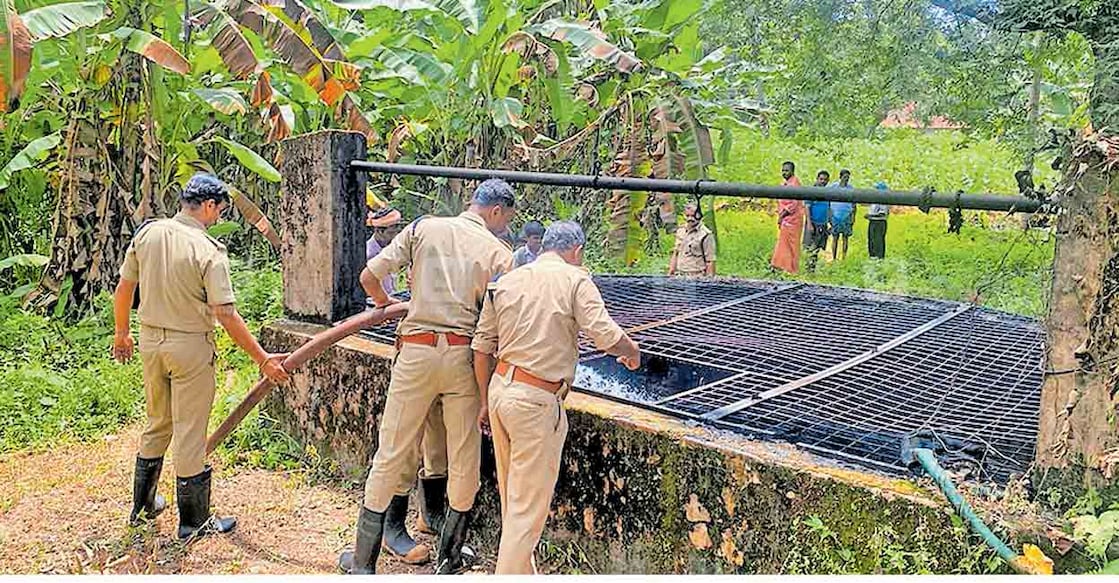 2 ദിവസങ്ങളായി തീകത്തി നിന്ന പരിയാപുരം സേക്രഡ് ഹാർട്ട് കോൺവന്റിലെ കിണറിൽ ഇന്നലെ 
രാവിലെ തീയണച്ച ശേഷം, ചൂടായി നിൽക്കുന്ന ഭാഗങ്ങൾ വെള്ളം പമ്പ് ചെയ്‌തു തണുപ്പിക്കുന്ന 
അഗ്നിരക്ഷാ സേനാംഗങ്ങൾ.  
