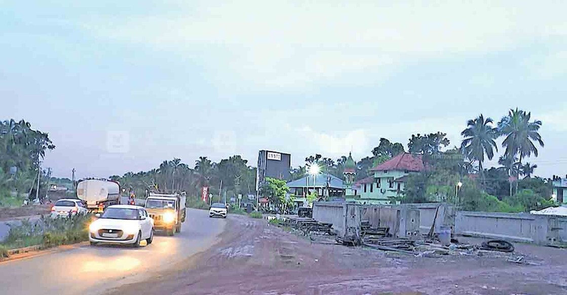 ആറുവരിപ്പാതയുടെ നിർമാണത്തിന്റെ ഭാഗമായുള്ള ചെളി നീക്കാത്തതിനാൽ റോഡിൽ 
അപകട ഭീഷണി ഉയർന്നപ്പോൾ.  
