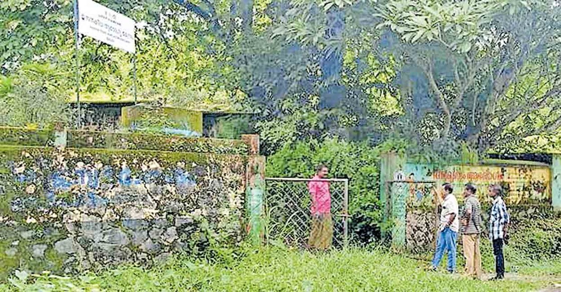 ചാലിയാർ മൂലേപ്പാടം കുടുംബാരോഗ്യ ഉപകേന്ദ്രത്തിന്റെ ഗേറ്റ് കാട്ടാന ചവിട്ടിത്തുറന്ന നിലയിൽ.
