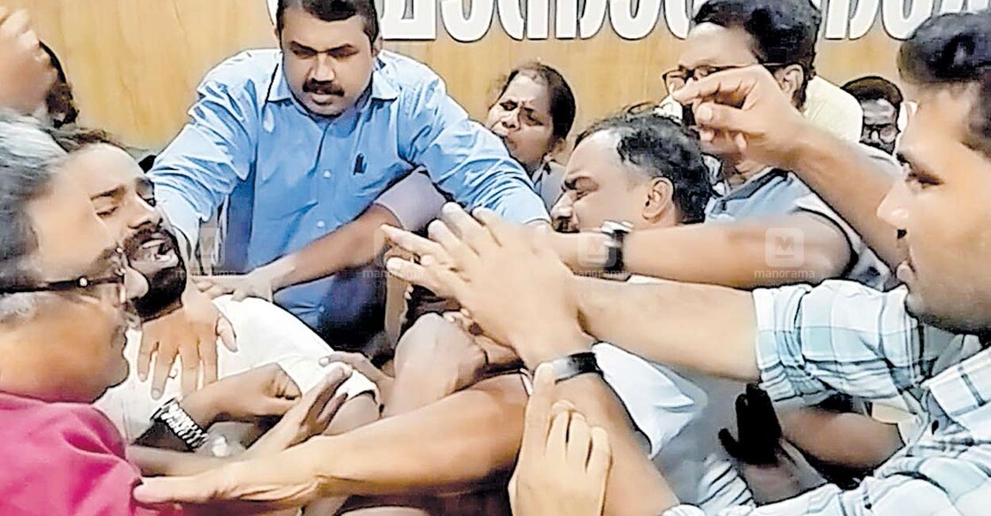 malappuram-conflict നിർധന കുടുംബത്തിനു വീടുവയ്ക്കാൻ നഞ്ച ഭൂമി നൽകിയ സംഭവത്തിൽ പ്രതിഷേധിച്ചു കൗൺസിൽ യോഗത്തിൽ ഭരണ,പ്രതിപക്ഷ അംഗങ്ങൾ തമ്മിലുണ്ടായ കയ്യാങ്കളി.