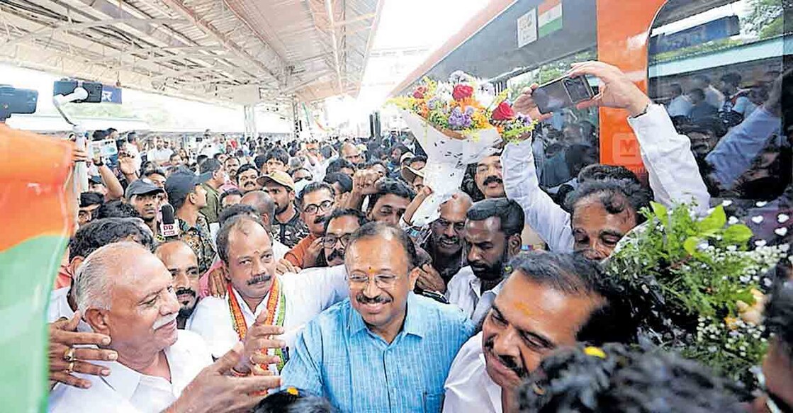 വന്ദേഭാരത് എക്സ്പ്രസിലെ യാത്രയ്ക്കിടെ തിരൂരിൽ ഇറങ്ങിയ കേന്ദ്രമന്ത്രി വി.മുരളീധരൻ, പാസഞ്ചേഴ്സ് അമിനിറ്റി കമ്മിറ്റി മുൻ ചെയർമാൻ പി.കെ.കൃഷ്ണദാസ് എന്നിവർ ബിജെപി പ്രവർത്തകർക്കൊപ്പം.