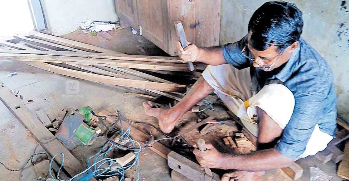 വിദ്യാലയത്തിനുള്ളിലെ പണിപ്പുരയിൽ താനൂർ ജിഎൽപിയിലെ സി.ശിവദാസൻ.