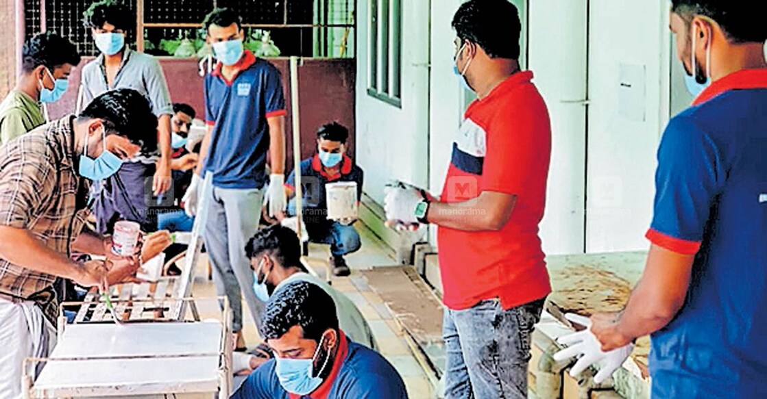 youth-brigade-volunteers-paint മലപ്പുറം കോട്ടപ്പടി താലൂക്ക് ആശുപത്രിയിലെ തുരുമ്പെടുത്ത ഉപകരണങ്ങൾ ഡിവൈഎഫ്ഐ യൂത്ത് ബ്രിഗേഡ് വൊളന്റിയർമാർ പെയ്ന്റ് ചെയ്യുന്നു.