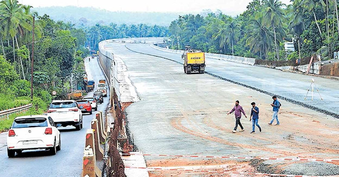 ചേലേമ്പ്ര ഇടിമുഴിക്കലിൽ പുതിയ നാലുവരിപ്പാതയിൽ ടാറിങ് പുരോഗമിക്കുന്നു. ഇരുവശങ്ങളിലുമുള്ള സർവീസ് റോഡ് വഴി വാഹനങ്ങൾ പോകുന്നതും കാണാം.  
