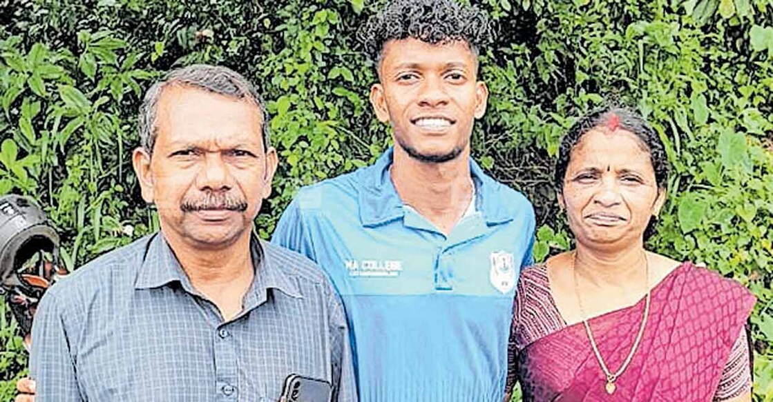 malappuram-state-senior-athletics-championships കെ.ആനന്ദ് കൃഷ്ണ മാതാപിതാക്കൾക്കൊപ്പം.