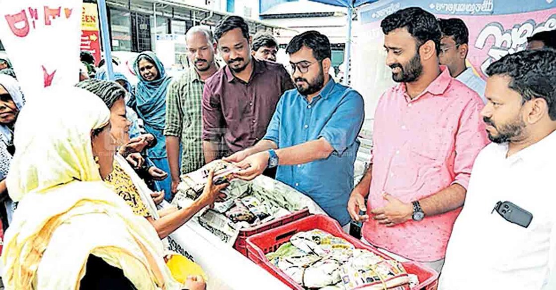 പെരിന്തൽമണ്ണ ജില്ലാ ആശുപത്രിയിൽ ഡിവൈഎഫ്‌ഐയുടെ പൊതിച്ചോർ വിതരണ പരിപാടി  5 വർഷം പൂർത്തിയാക്കിയ ഇന്നലെ രോഗികൾക്കും കൂട്ടിരിപ്പുകാർക്കും ഡിവൈഎഫ്‌ഐ കേന്ദ്ര കമ്മിറ്റി അംഗം എം.ഷാജർ, ജില്ലാ സെക്രട്ടറി കെ.ശ്യാംപ്രസാദ്, സംസ്ഥാന കമ്മിറ്റി അംഗം കെ.പി.അനീഷ് എന്നിവരുടെ നേതൃത്വത്തിൽ പൊതിച്ചോർ വിതരണം ചെയ്യുന്നു.  