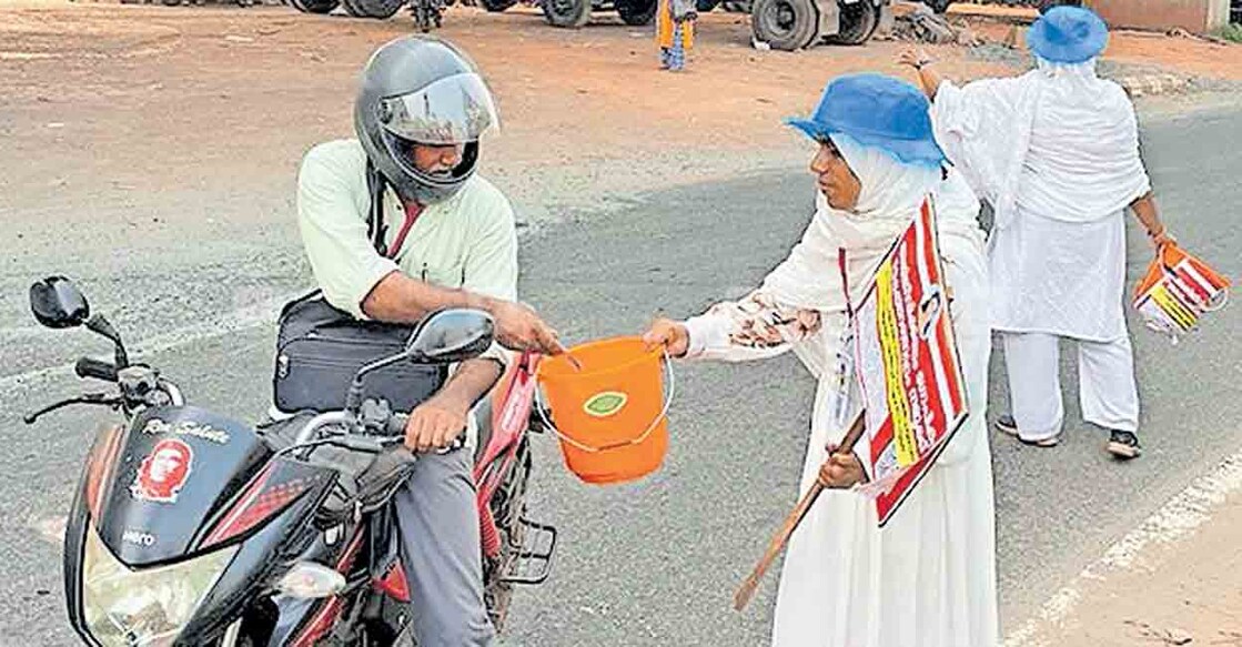 ചേലേമ്പ്ര പഞ്ചായത്ത് പ്രസിഡന്റ് എ.പി.ജമീല രാജിവയ്ക്കും മുൻപ് ജീവകാരുണ്യ പ്രവർത്തനത്തിനുള്ള ധനശേഖരണത്തിന് റോഡിലിറങ്ങിയപ്പോൾ. ജമീലയുടെ നേതൃത്വത്തിൽ ജനപ്രതിനിധികൾ 1.30 ലക്ഷം രൂപ സമാഹരിച്ചു.  