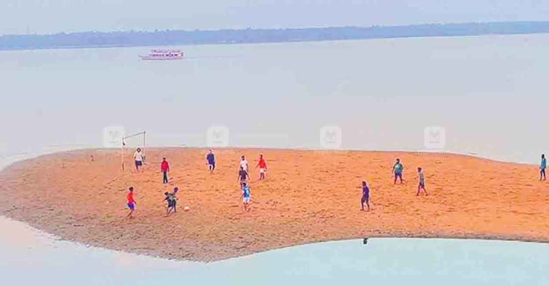 malappuram-ponnani-river പൊന്നാനി ഭാരതപ്പുഴയിലെ മണൽ
തിട്ടയിൽ ഫുട്ബോൾ കളിക്കുന്നതിന്റെ
വിഡിയോ ദൃശ്യം.