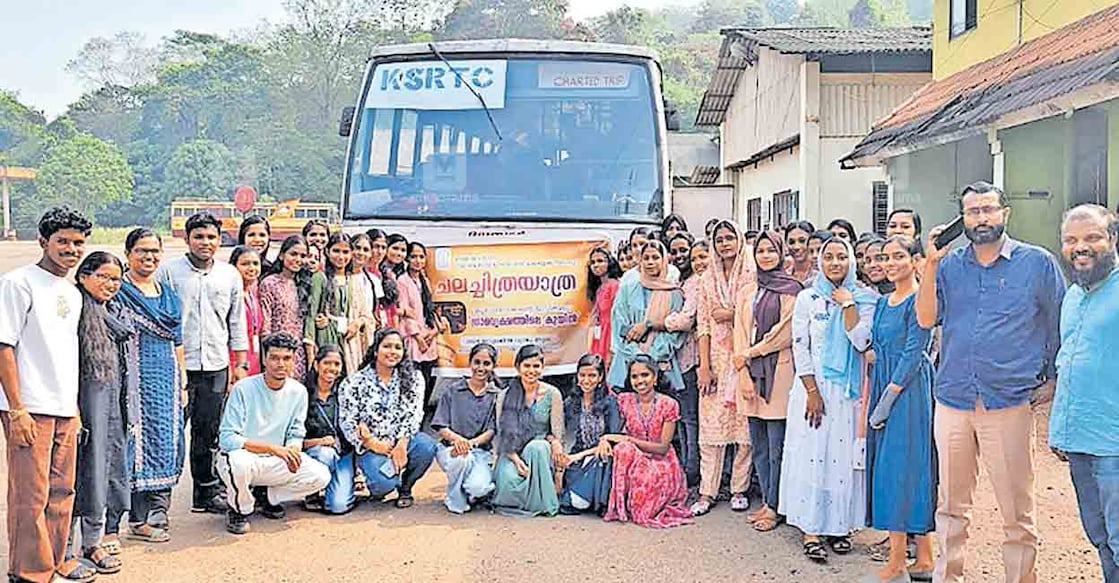 
‘ഗ്രാമവൃക്ഷത്തിലെ കുയിൽ’ എന്ന സിനിമ കാണാൻ നിലമ്പൂർ ഗവ.ആർട്‌സ് ആൻഡ് സയൻസ് കോളജിലെ മലയാള വിഭാഗത്തിന്റെ നേതൃത്വത്തിൽ കെഎസ്ആർടിസി ബസിൽ പുറപ്പെട്ട 
വിദ്യാർഥികൾ.  