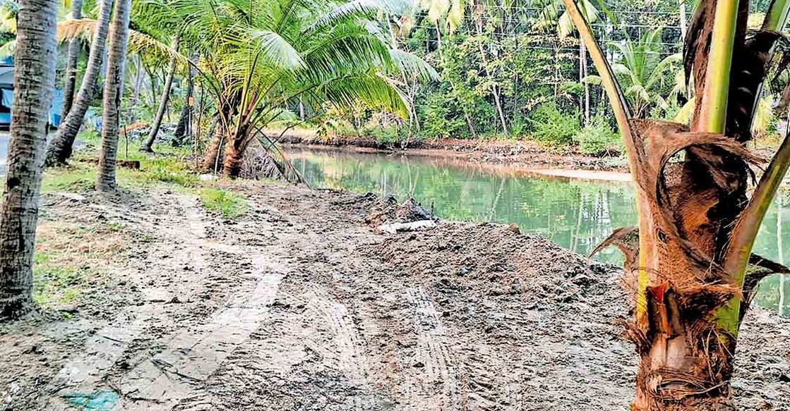 പൂറത്തൂർ ഭാഗത്തെ ഒരു ജലാശയം കയ്യേറിയ കാഴ്ച.