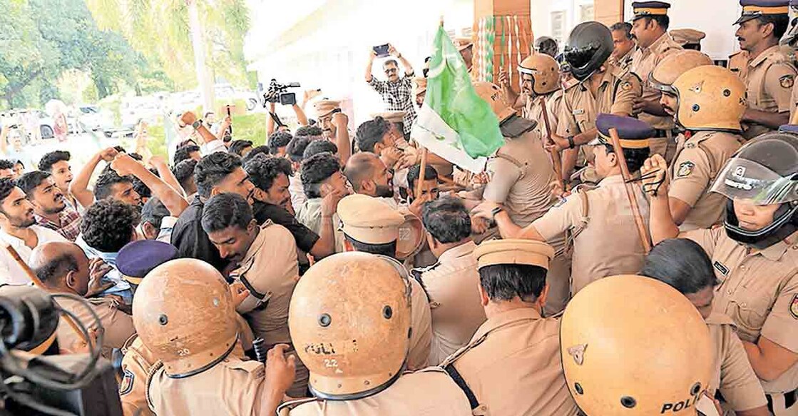 malappuram-msf-march കാലിക്കറ്റ് സർവകലാശാലാ ഭരണകാര്യാലയത്തിലേക്ക് എംഎസ്എഫ് നടത്തിയ മാർച്ച് പൊലീസ്
തടഞ്ഞതിനെത്തുടർന്നുള്ള ഉന്തും തള്ളും.