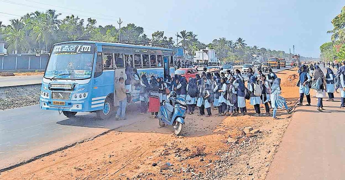 ആറുവരിപ്പാത നിർമാണം നടക്കുന്ന പുതുപൊന്നാനി ഭാഗത്ത് നടുറോഡിൽ ബസ് കാത്തു നിൽക്കുന്ന വിദ്യാർഥിനികൾ. 