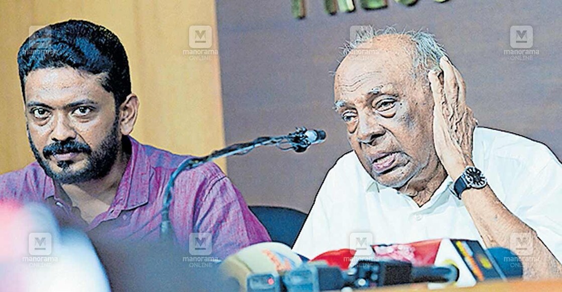 
മലപ്പുറം പ്രസ് ക്ലബ്ബിൽ പത്രസമ്മേളനം നടത്തുന്ന മുതിർന്ന സിപിഎം നേതാവ് പാലോളി മുഹമ്മദ് കുട്ടി. എസ്എഫ്ഐ അഖിലേന്ത്യ പ്രസിഡന്റ് വി.പി.സാനു സമീപം. ചിത്രം: മനോരമ  