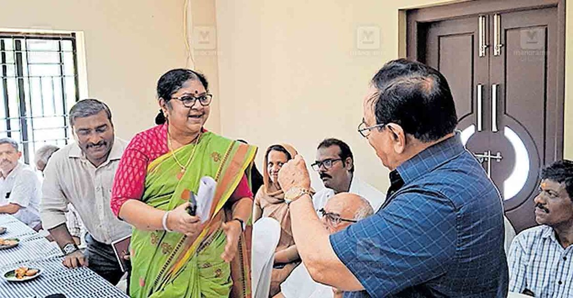 
പരപ്പനങ്ങാടി സയൻസ് പാർക്കിൽ നടന്ന യോഗത്തിൽ മുൻ മന്ത്രി പി.കെ.അബ്ദുറബ്ബ് പ്രസംഗിക്കുന്നതിനിടെ ക്ഷുഭിതയായി പോകാൻ എഴുന്നേറ്റ മന്ത്രി ആർ.ബിന്ദു.  

