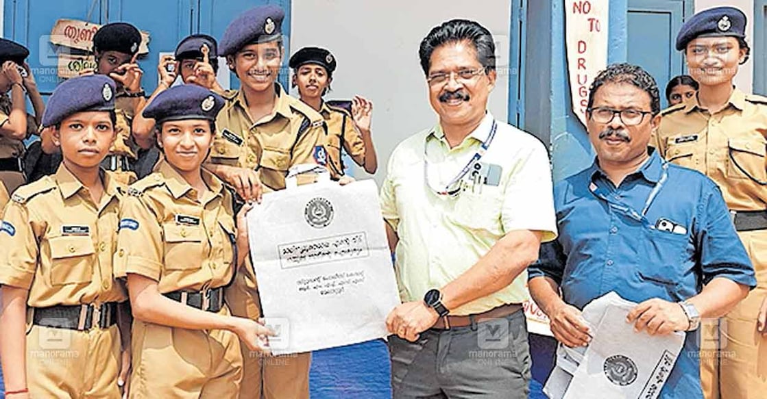 പ്ലാസ്റ്റിക് ക്യാരി ബാഗിനെതിരെയുള്ള എസ്പിസി കെഡറ്റുകളുടെ തുണിസഞ്ചി വിപണന സ്‌റ്റാൾ സന്ദർശിച്ച് ജില്ലാ വിദ്യാഭ്യാസ ഉപ ഡയറക്ടർ കെ.പി.രമേശ്കുമാർ തുണിസഞ്ചി സ്വീകരിക്കുന്നു.  
