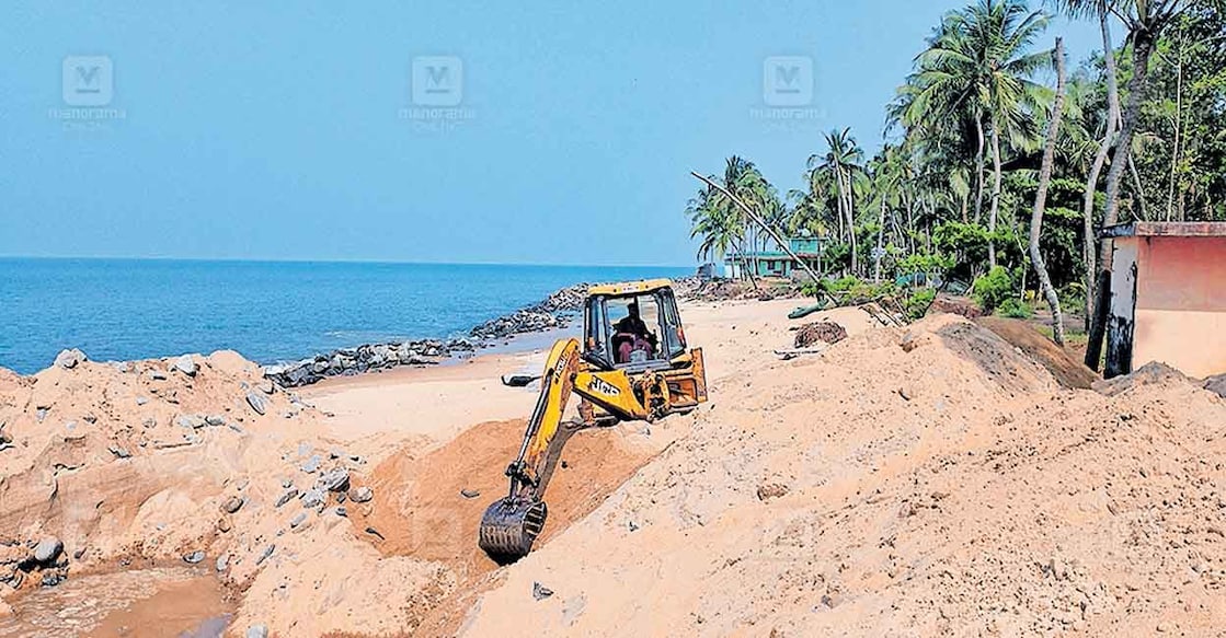 Ajmer-Nagar പെരുമ്പടപ്പ് പഞ്ചായത്തിലെ അജ്മേർ നഗർ തീരത്ത് ജിയോ ബാഗ് സ്ഥാപിക്കാൻ മണ്ണുമാന്തി ഉപയോഗിച്ചു കുഴി എടുക്കുന്നു.