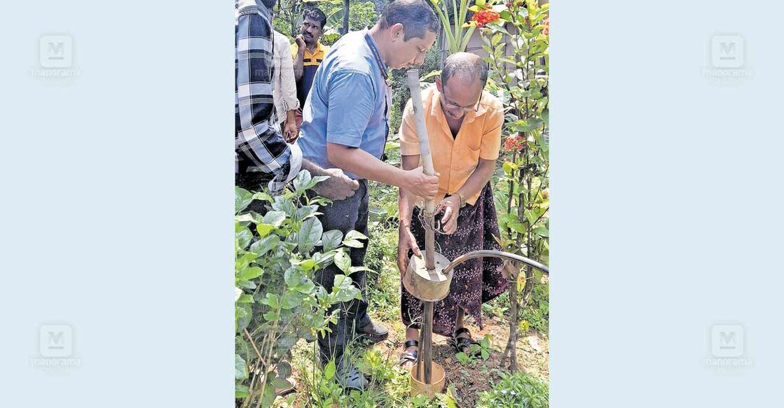 edakkara-rumbling-sound-investigation ഭൂമിക്കടിയിൽനിന്നു മുഴക്കമുണ്ടായ ആനക്കല്ലിൽ കുഴൽക്കിണറുകൾ ഭൂഗർഭ ജല അതോറിറ്റി അധികൃതർ പരിശോധിക്കുന്നു.